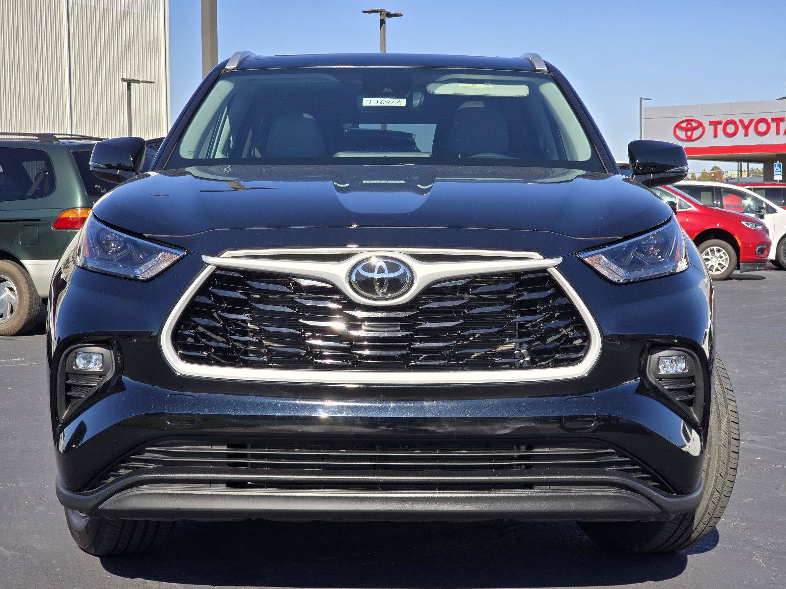 Used 2025 Toyota Highlander XLE AWD/4WD image 2