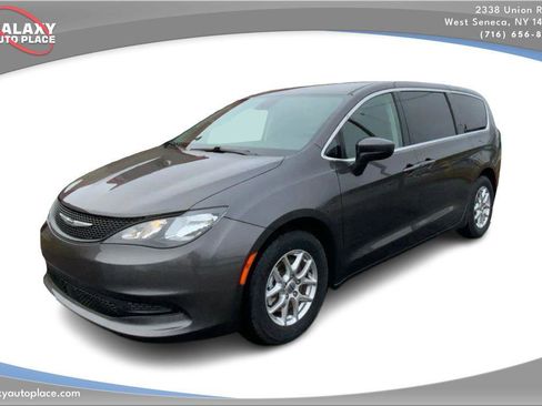 Used 2023 Chrysler Voyager LX image 1