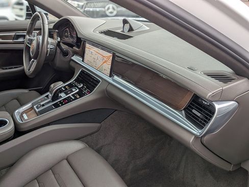 Used 2017 Porsche Panamera 4 image 39