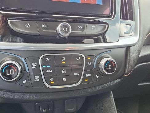 Used 2019 Chevrolet Traverse LT w/ LT Premium Package AWD/4WD image 16