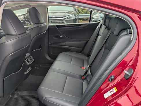 Used 2019 Lexus ES 300h w/ Premium Package image 11