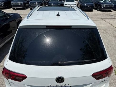 Certified 2024 Volkswagen Tiguan SE w/ Panoramic Sunroof Package AWD/4WD image 4