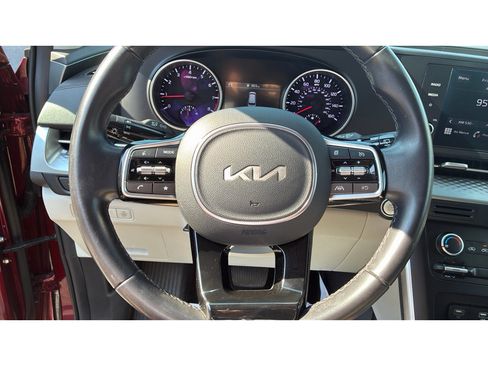 Used 2024 Kia Carnival LX FWD image 25