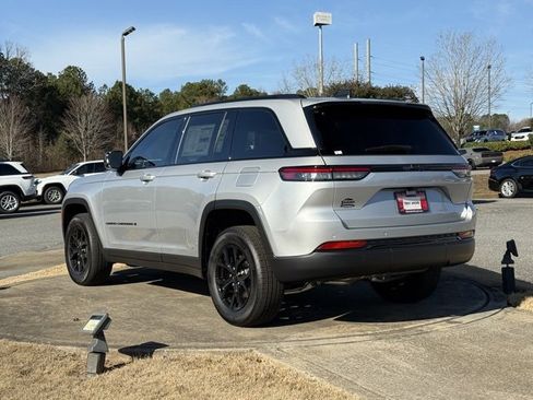 New 2025 Jeep Grand Cherokee Altitude image 5
