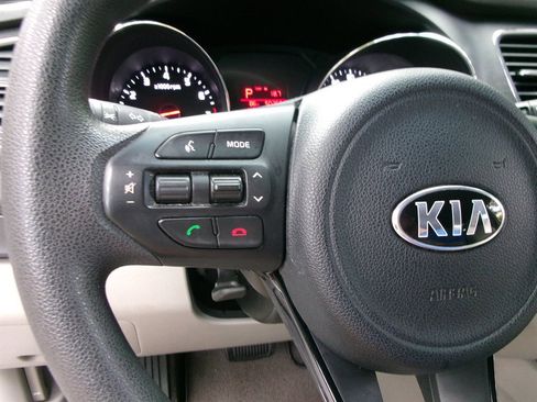 Used 2018 Kia Sedona L image 25