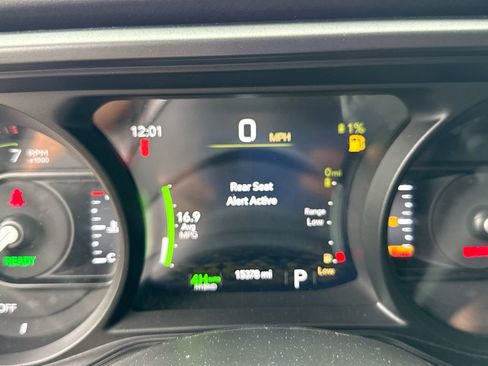Used 2025 Jeep Wrangler Unlimited Sahara AWD/4WD image 10
