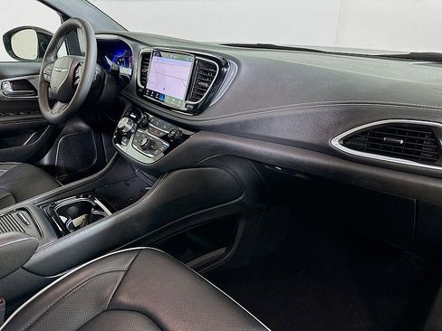 Used 2025 Chrysler Pacifica Limited image 30