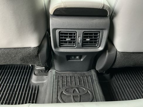 Certified 2021 Toyota Venza XLE image 28