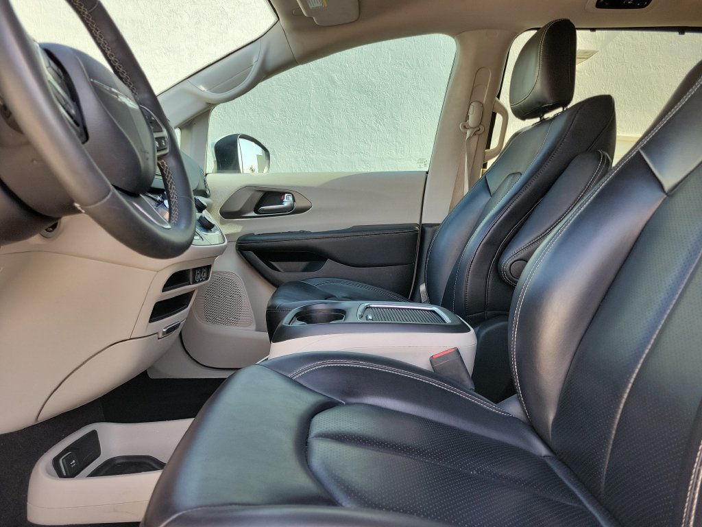 Used 2023 Chrysler Pacifica Touring-L FWD image 23