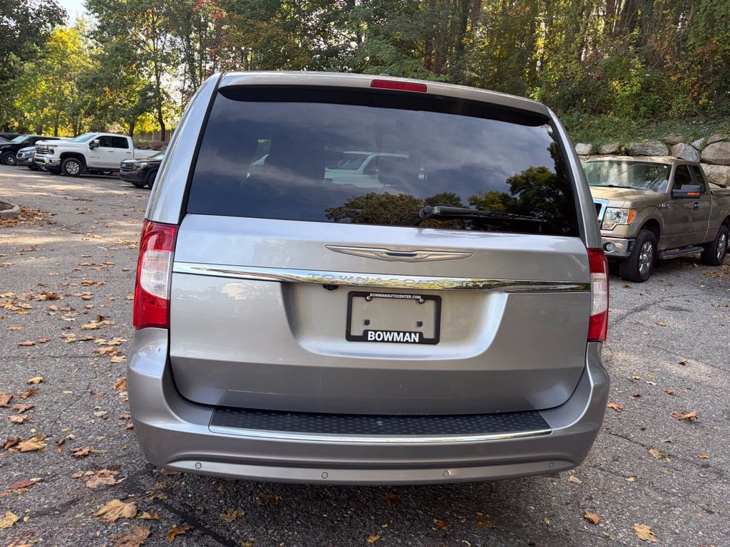 Used 2016 Chrysler Town & Country Touring-L w/ Driver Convenience Group FWD image 4