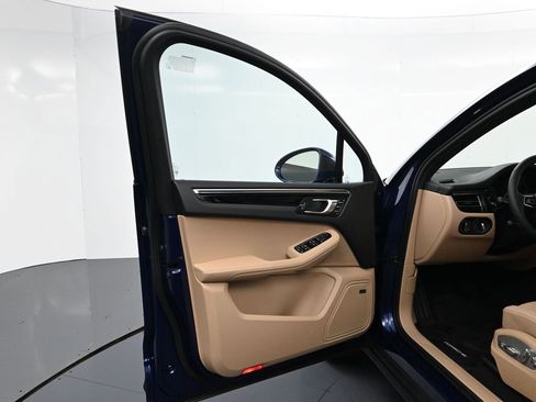 Certified 2026 Porsche Macan image 16