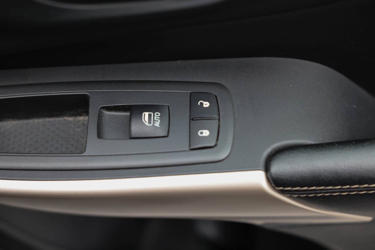 Used 2017 Jeep Cherokee Limited AWD/4WD image 10