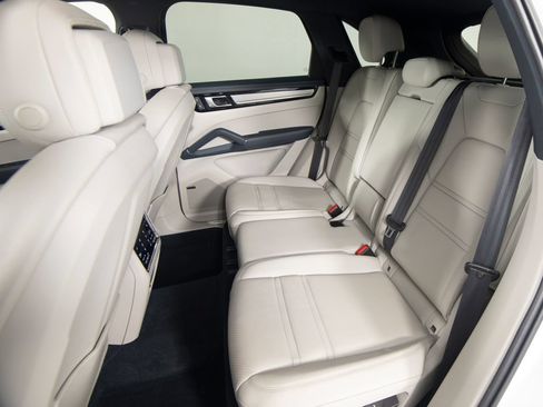 Certified 2023 Porsche Cayenne S Platinum AWD/4WD image 36