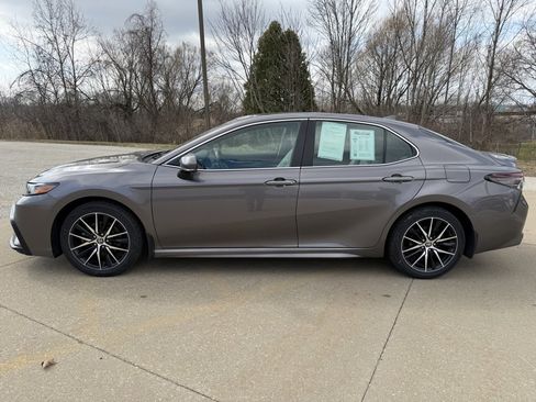 Used 2022 Toyota Camry SE image 2