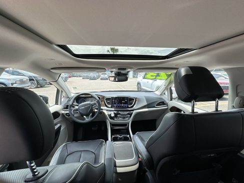 Used 2023 Chrysler Pacifica Limited FWD image 18
