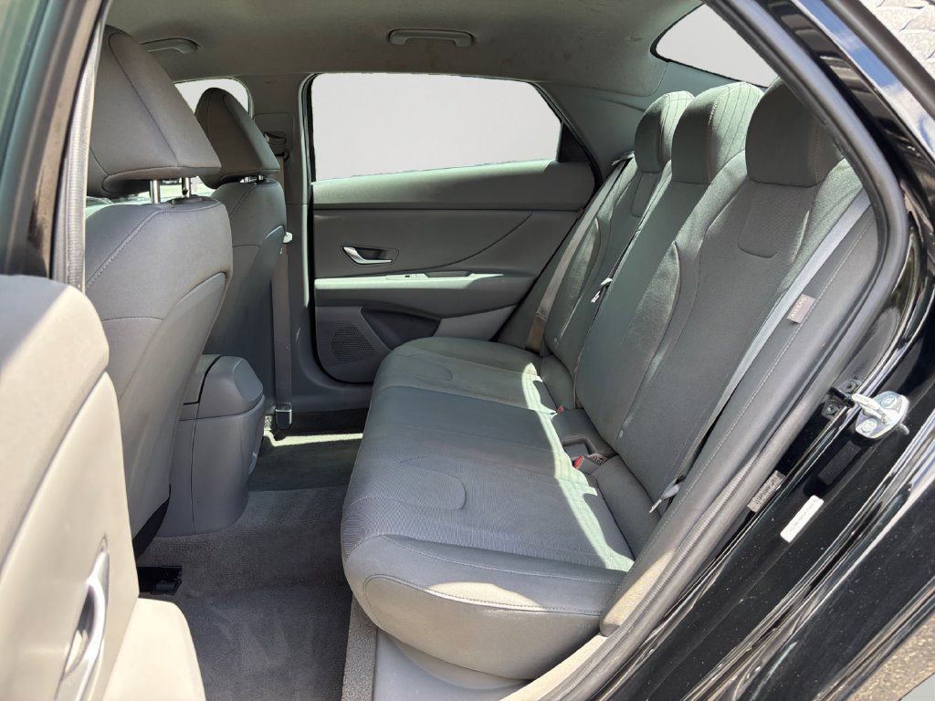 Used 2025 Hyundai Elantra SE FWD image 15