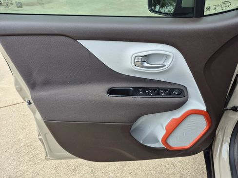 Used 2015 Jeep Renegade Latitude w/ Popular Equipment Group image 12