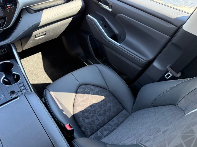 Used 2024 Toyota Highlander XLE FWD image 24