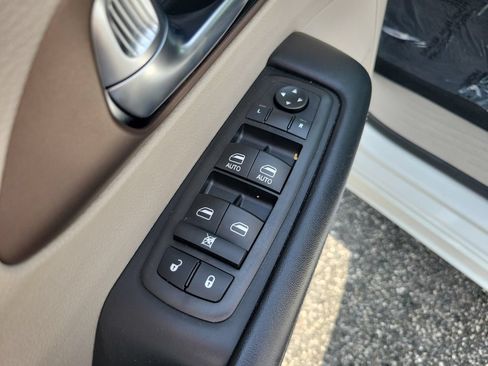 Used 2022 Chrysler Voyager LX FWD image 12