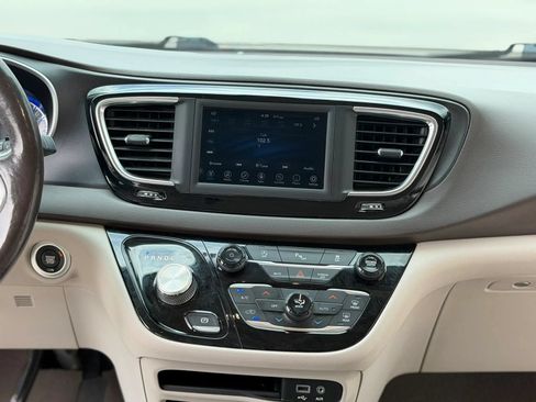 Used 2020 Chrysler Pacifica Touring-L FWD image 28