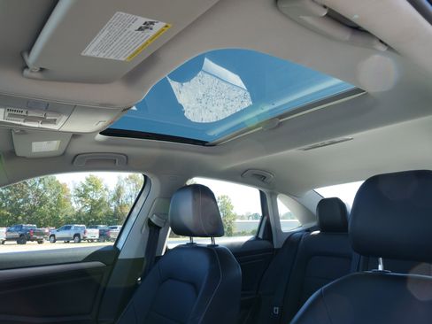 Used 2024 Volkswagen Jetta SE image 29