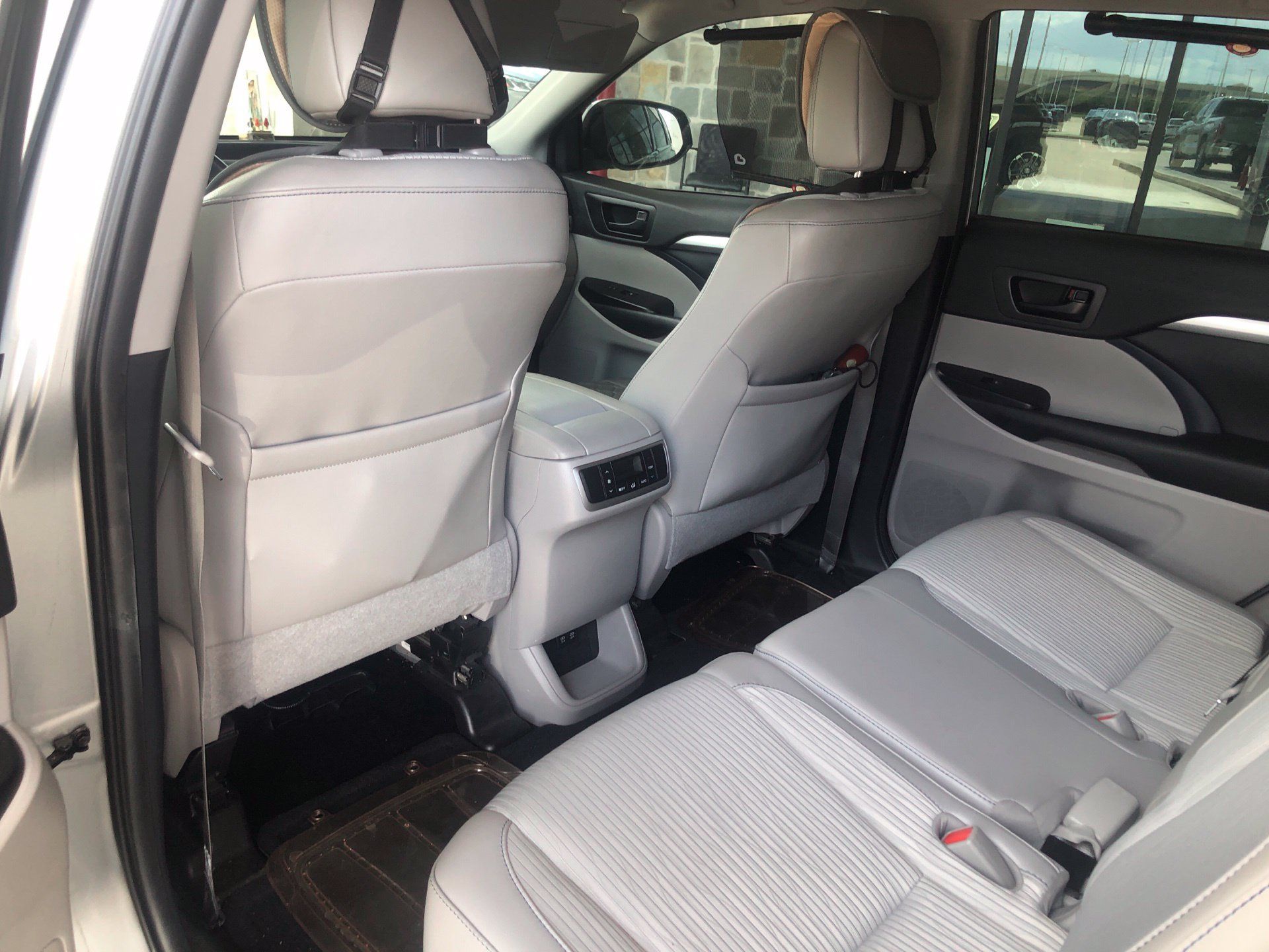 Used 2019 Toyota Highlander Plus FWD image 12