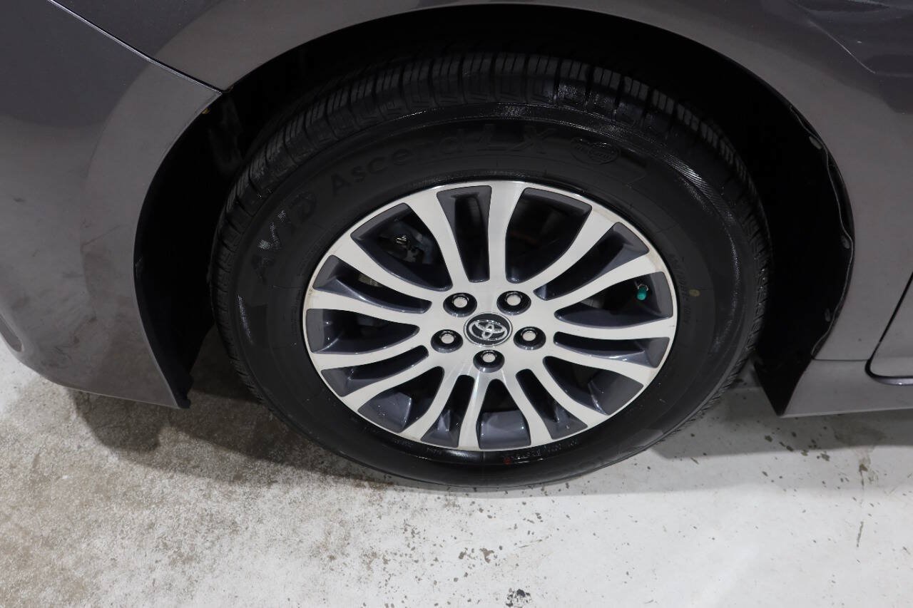 Used 2019 Toyota Sienna XLE w/ XLE Navigation Package FWD image 10