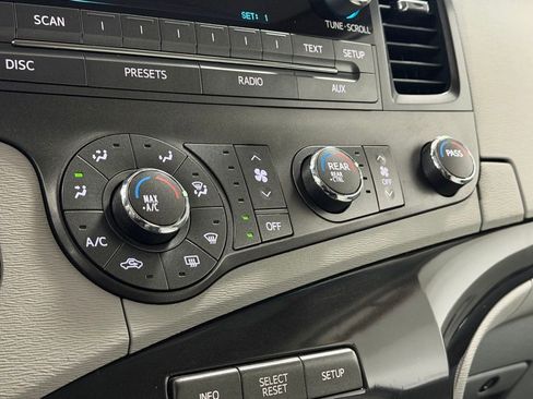 Used 2011 Toyota Sienna LE image 21