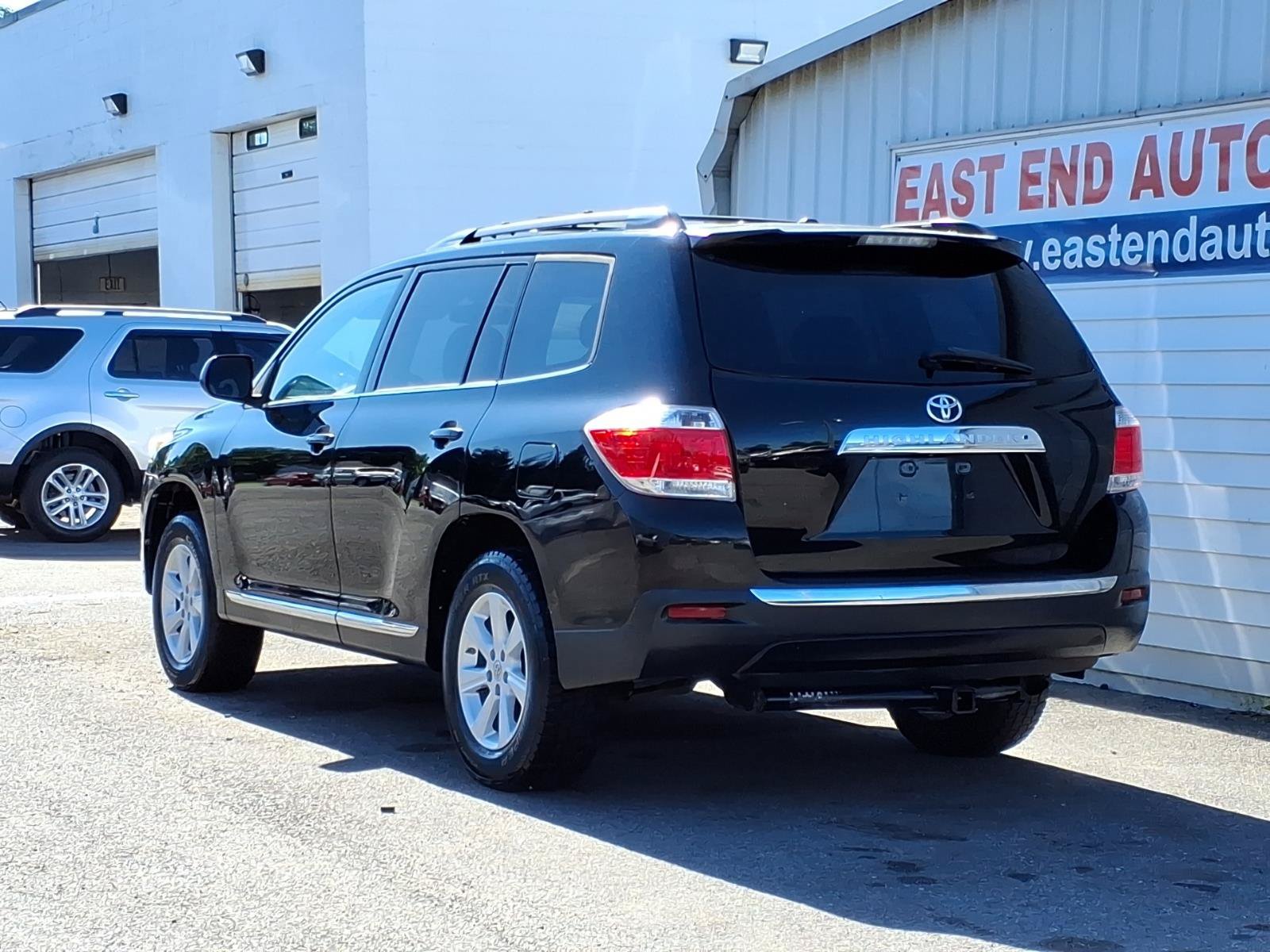 Used 2011 Toyota Highlander SE FWD image 3