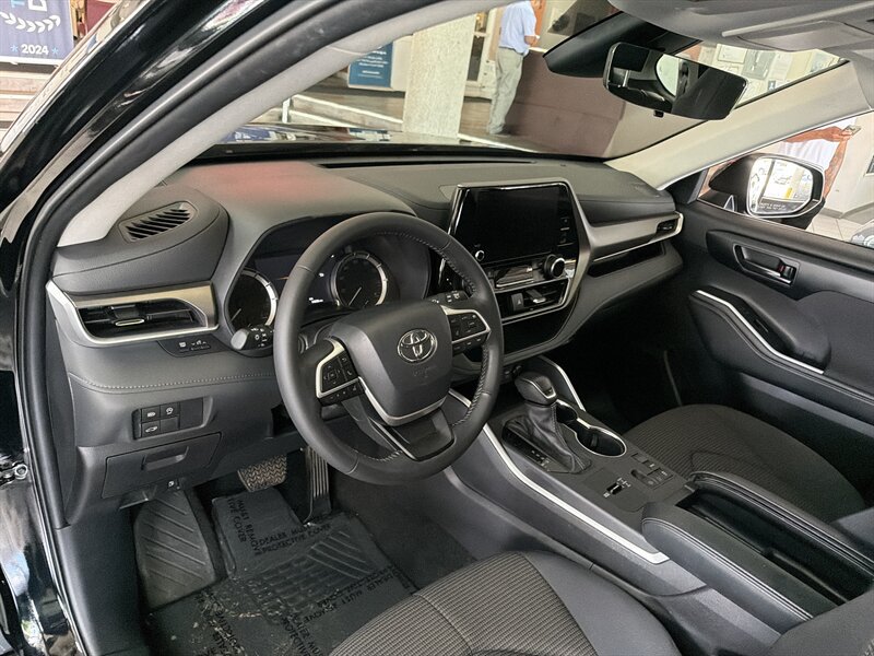 Used 2025 Toyota Highlander LE FWD image 11