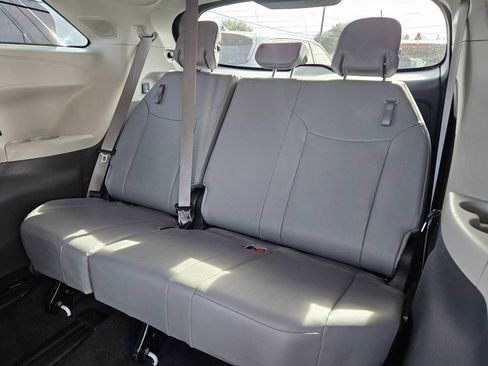 Used 2021 Toyota Sienna Limited image 21