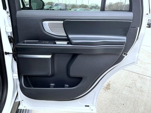 Used 2025 Ford Expedition Platinum image 18