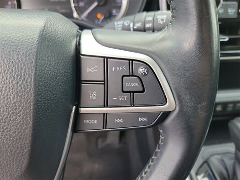 Used 2023 Toyota Highlander LE image 21