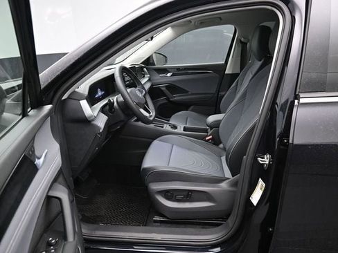 New 2026 Volkswagen Tiguan SE image 9