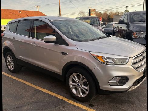 Used 2019 Ford Escape SE image 3