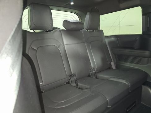 Used 2023 Land Rover Defender 130 X-Dynamic SE image 8