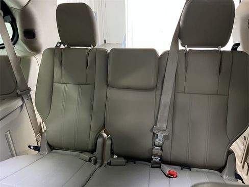 Used 2016 Chrysler Town & Country Touring image 28