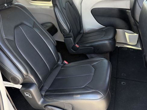 Used 2024 Chrysler Pacifica Touring-L FWD image 23