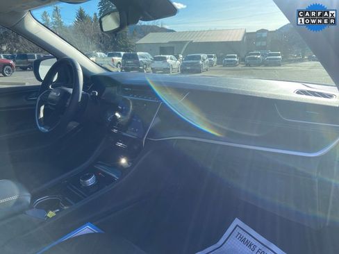 Used 2023 Jeep Grand Cherokee L Laredo image 9