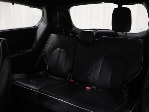 Used 2025 Chrysler Pacifica Limited image 13