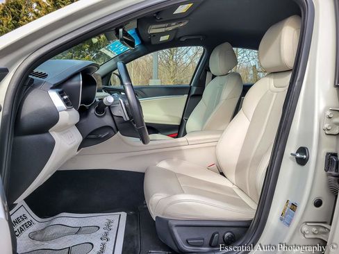 Used 2024 Genesis G70 2.5T image 8