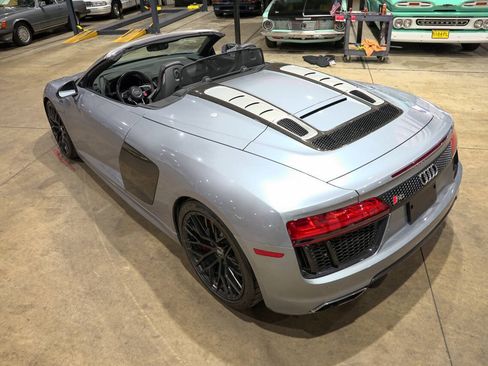 Used 2018 Audi R8 V10 w/ Carbon Exterior Package AWD/4WD image 16
