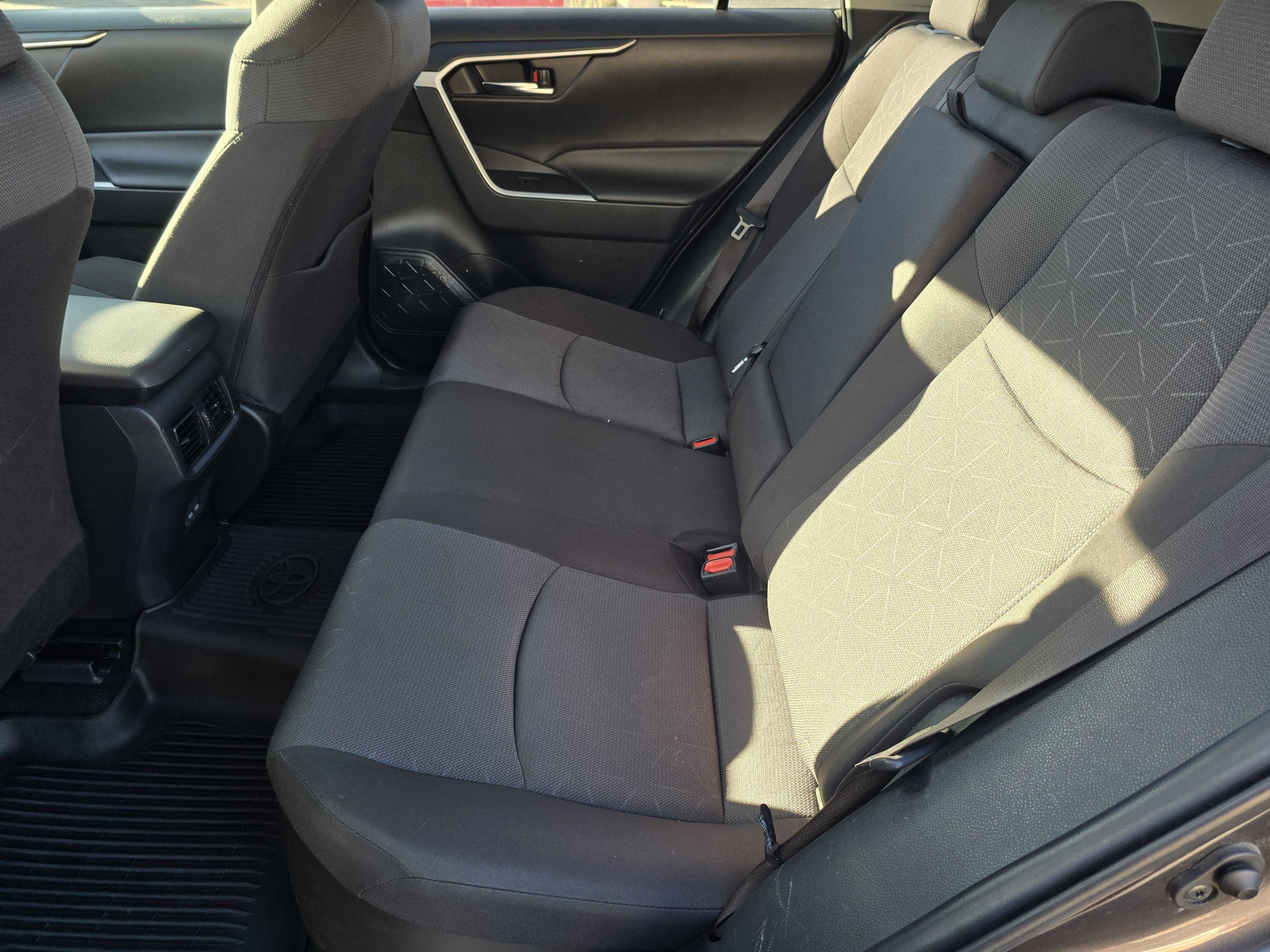 Used 2025 Toyota RAV4 XLE AWD/4WD image 28