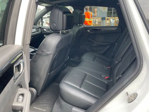 Used 2023 Porsche Macan AWD/4WD image 4