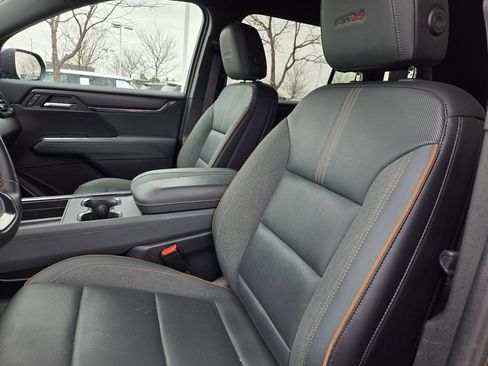 Used 2024 GMC Acadia AT4 w/ Luxury Package AWD/4WD image 2