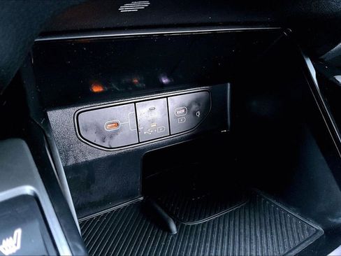 Used 2024 Kia Sorento S image 33