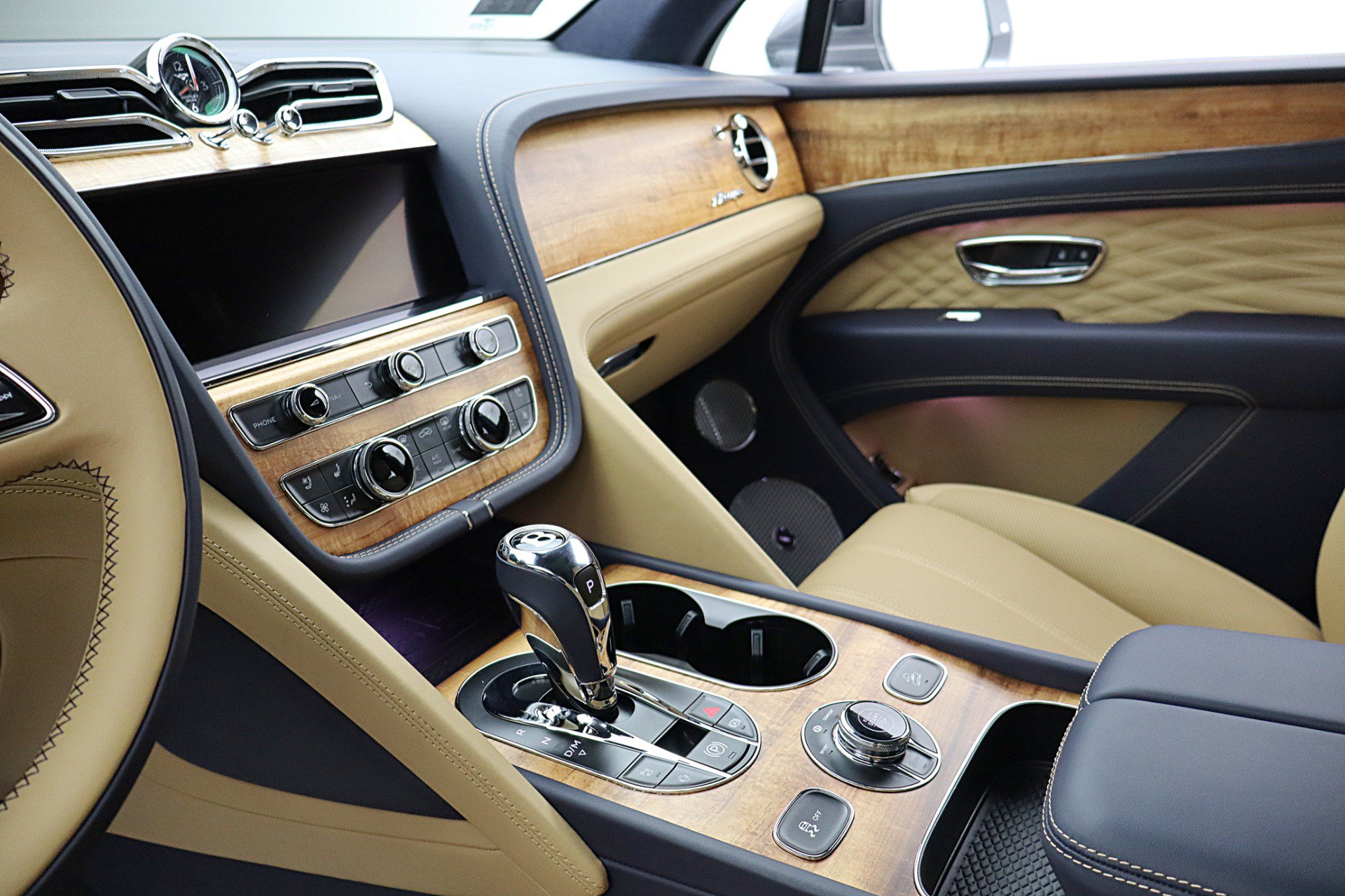 Used 2025 Bentley Bentayga AWD/4WD image 45