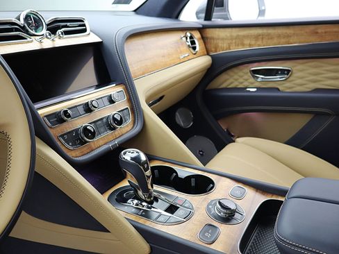 Used 2025 Bentley Bentayga AWD/4WD image 45