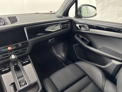 Certified 2025 Porsche Macan image 26
