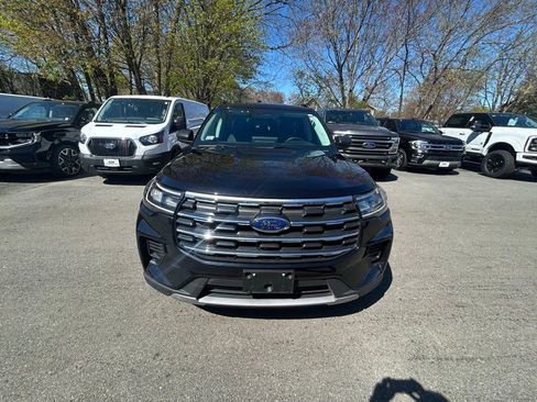Used 2025 Ford Explorer Active AWD/4WD image 2